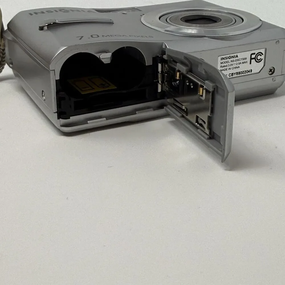 Insignia NS-DSC7S09 7.0MP Digital Camera Silver - Tested Working